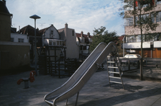 851810 Afbeelding van de kinderspeelplaats met een glijbaan op de Varkenmarkt in Wijk C te Utrecht, ter plekke van de ...